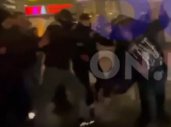 «Нож! Заберите нож!»: молодого человека избили толпой в Воронеже прямо на проспекте Революции 