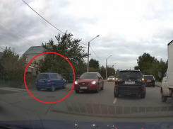 Автомобилист сделал из пешеходной дорожки третью полосу в Воронеже