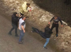 На видео попало избиение мужчины хулиганами в самом центре Воронежа