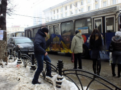 В Воронеже на остановке Кольцовская люди по-прежнему прыгают через ограждение
