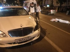 Mercedes с блатными номерами насмерть сбил женщину в центре Воронежа