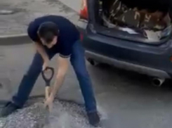 Сами с усами: житель Воронежа, отчаявшись, самостоятельно взялся за ремонт дороги