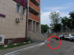 Очевидцы: труп девушки обнаружили под окнами в Воронеже
