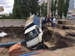 В Воронеже «газелист» на полном ходу улетел в котлован у «Линии»