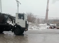 Ледяные дворы сыграли злую шутку с мусоровозами в Воронеже 