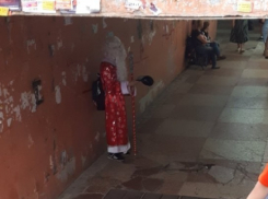 Просящего милостыню Деда Мороза заметили в воронежском переходе