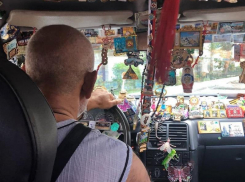 Таксист из Воронежа причудливо украсил авто и попал на фото