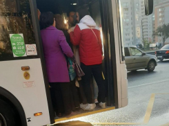 «Мокрая, как мышь»: жуткое столпотворение на МП показали на фото утром в Воронеже