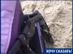 Мама с коляской наглядно пристыдила коммунальщиков в Воронеже