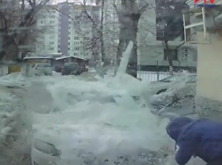 На видео попало ужасающее падение ледяной глыбы, едва не убившей двух воронежцев в центре города 