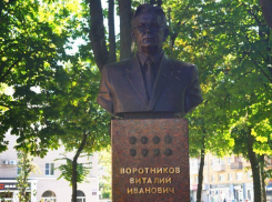 На День города Воронежа за обладминистрацией появился монумент «человеку-эпохе»