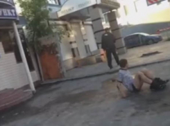 В Воронеже у Курского вокзала ходит неадекватный мужчина со спущенными штанами
