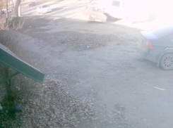 ВАЗ на бешеной скорости попал в двойное ДТП после разворота полиции с мигалкой в Воронеже  