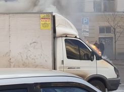 На оживленной улице Воронежа посреди дороги вспыхнула «Газель»