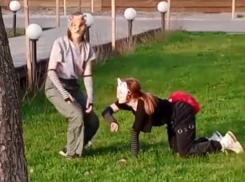 Игривые забавы кошкодевочек попали на видео в воронежском парке