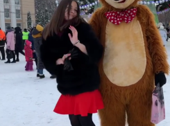 Экс-советник министра Алферова станцевала на площади в Воронеже 