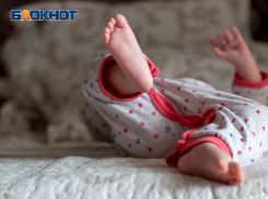 Мать выбросила младенца в ведро, а после закопала около дома в Воронежской области