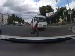 В опасную игру сыграл пешеход с автомобилистами на дороге в Воронеже