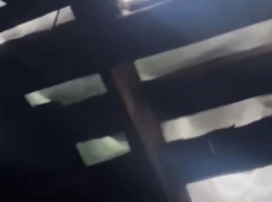 С «открытым небом» над головой остались жильцы пятиэтажки в центре Воронежа