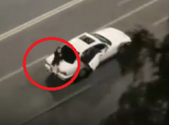 Необъяснимую поездку парня на багажнике под «Руки вверх» сняли в Воронеже