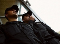 В Воронежском магазине мужчина разбил витрины и скончался от потери крови