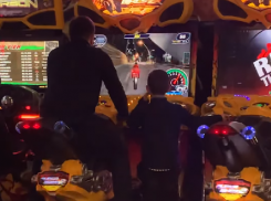 Комичная езда мужчины на игровом мотоцикле попала на видео в Воронеже