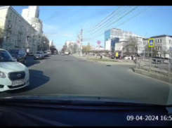Уход от лобового ДТП сняли в центре Воронежа