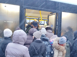 Пробки, космические цены на такси и давки на остановках: как Воронеж встретил первый снег