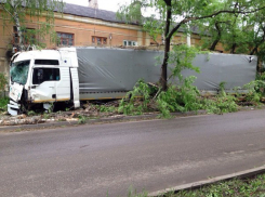 Огромный грузовик из Молдовы устроил погром на Левом берегу Воронежа