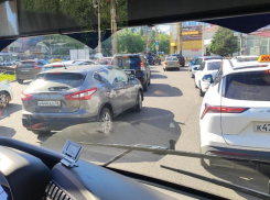 Безжалостные утренние пробки сковали Московский проспект в Воронеже 