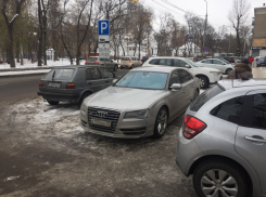 Audi S8 чиновника дерзко наплевал на людей и платные парковки  