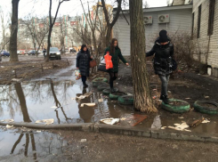 Водно-грязевую эстафету запустили воронежцы, чтобы просто пересечь двор