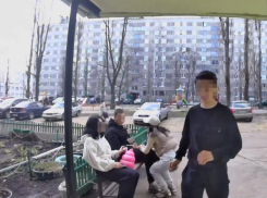  Нелицеприятное поведение подростков попало на видео у воронежского дома 