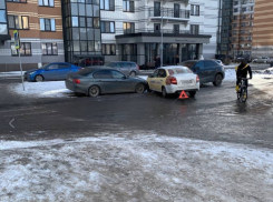 Странное ДТП попало на видео в воронежском ЖК