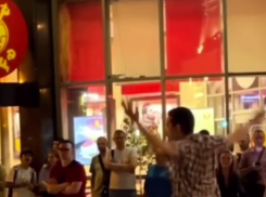 Взорвал танцпол: зажигательный танец под Короля и Шута в центре Воронежа попал на видео