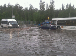 В затопленных районах Воронежа спасатели откачивают воду из-за сильного ливня