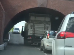 Грузовик нелепо застрял под Каменным мостом в Воронеже
