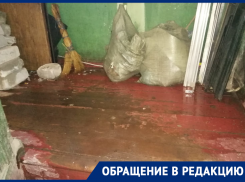 Прорванные трубы подмочили деревянный подъезд и репутацию воронежской УК