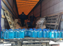 В Воронеже разгрузка фуры с незамерзайкой вызвала транспортный коллапс