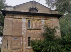 87-летний жилой дом треснул пополам в Воронеже