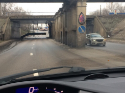 На дорогу в Воронеже рухнула часть моста 