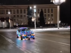 «Гирлянду» на колесах сняли в предновогоднем Воронеже 
