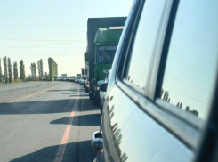 Автомобилисты застряли в заторе в Воронежской области - опубликовано видео