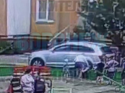 Драка между мамами на детской площадке попала на видео в Воронеже