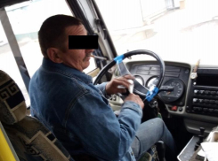 «Без дозы жить не могут?» - воронежцы пожаловались на курящего в салоне водителя автобуса