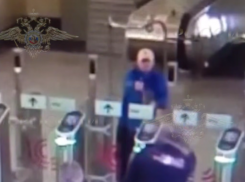 Воронежский хулиган прыснул баллончиком в охранника метро – опубликовано видео