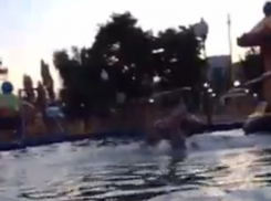 В Воронежском парке подростки устроили пьяное шоу с купанием 