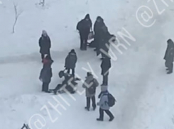 Все стояли и смотрели: драка школьников попала на видео в Воронеже