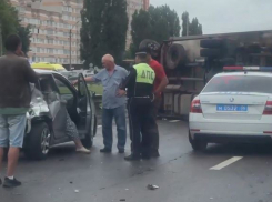 Грузовик перевернулся на Московском проспекте в Воронеже