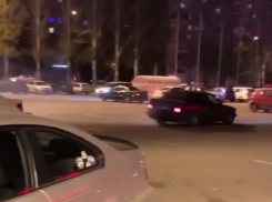 Парковочные выкрутасы иномарки показали в Воронеже